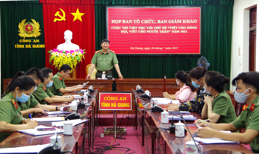 		Ban tổ chức cuộc thi đánh giá chất lượng các tác phẩm dự thi. 									 Ảnh: Phương ThÚY