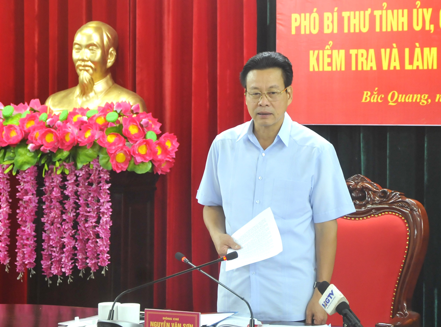 Chủ tịch UBND tỉnh Nguyễn Văn Sơn phát biểu tại buổi làm việc.