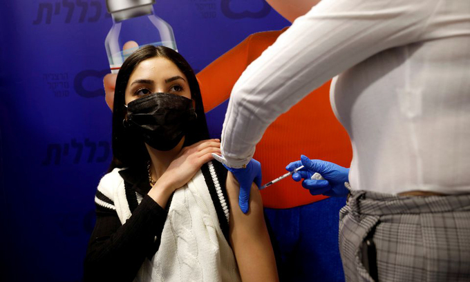 Người dân tại điểm tiêm vaccine Covid-19 ở Herzliya, Israel, hồi tháng 2.