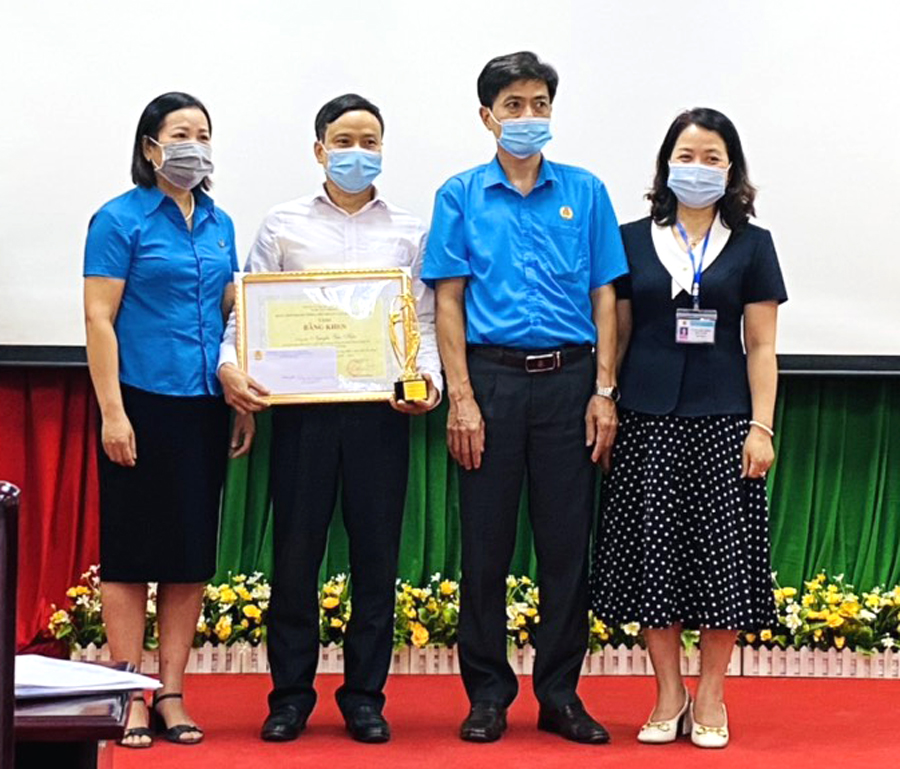 Lãnh đạo LĐLĐ tỉnh trao Bằng khen và biểu trưng “Gia đình CNVCLĐ tiêu biểu toàn quốc, giai đoạn 2016-2020” cho đồng chí Nguyễn Văn Hiệu.