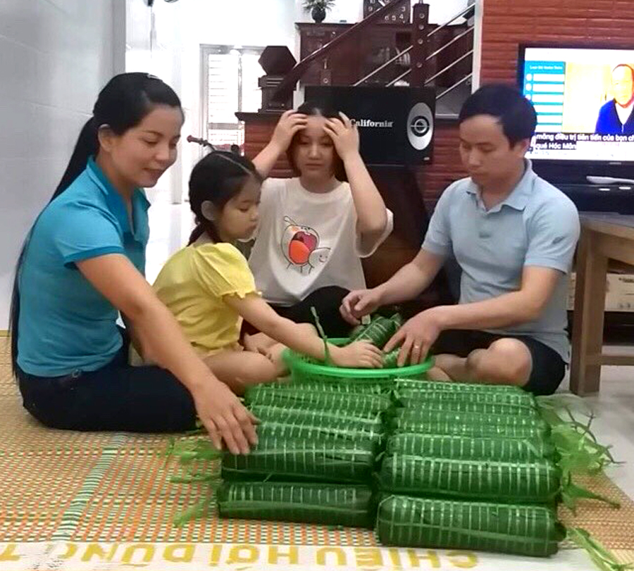 Gia đình anh Nguyễn Văn Hiệu gói bánh chưng.