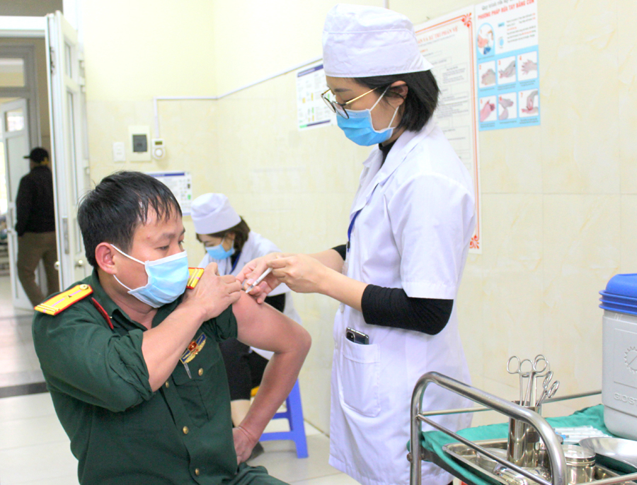 Các lực lượng trên tuyến đầu chống dịch được tiêm vắc xin phòng Covid – 19. 