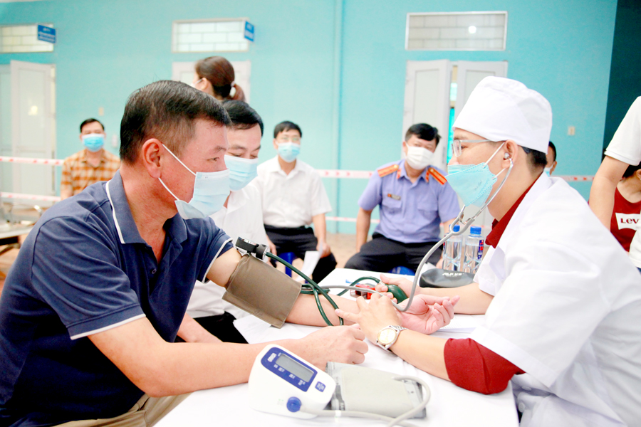 Khám sàng lọc và tư vấn trước khi tiêm. 