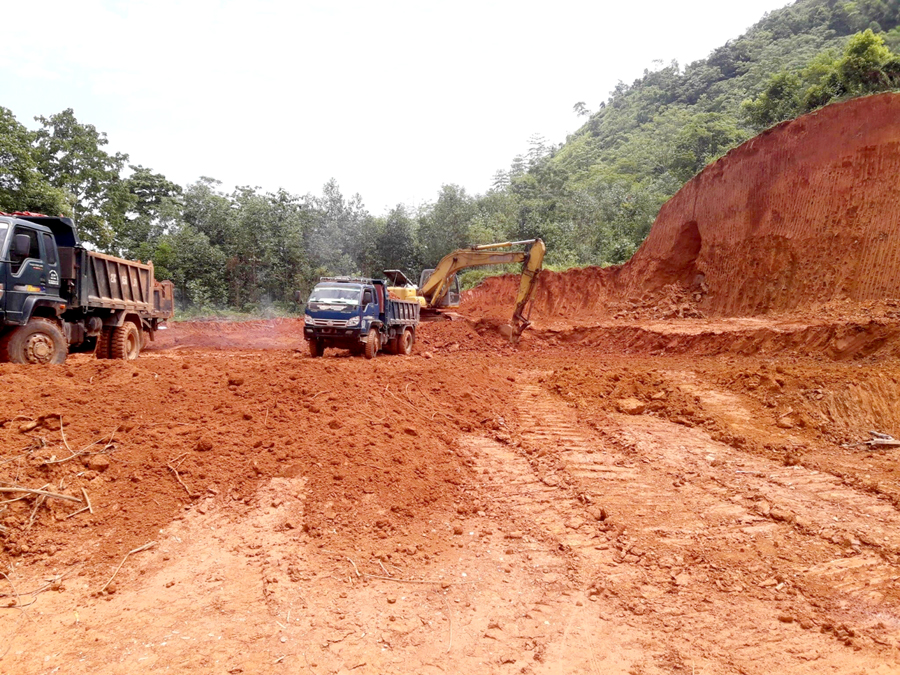 Người dân ngang nhiên san, đào đất khi chưa được cấp phép.