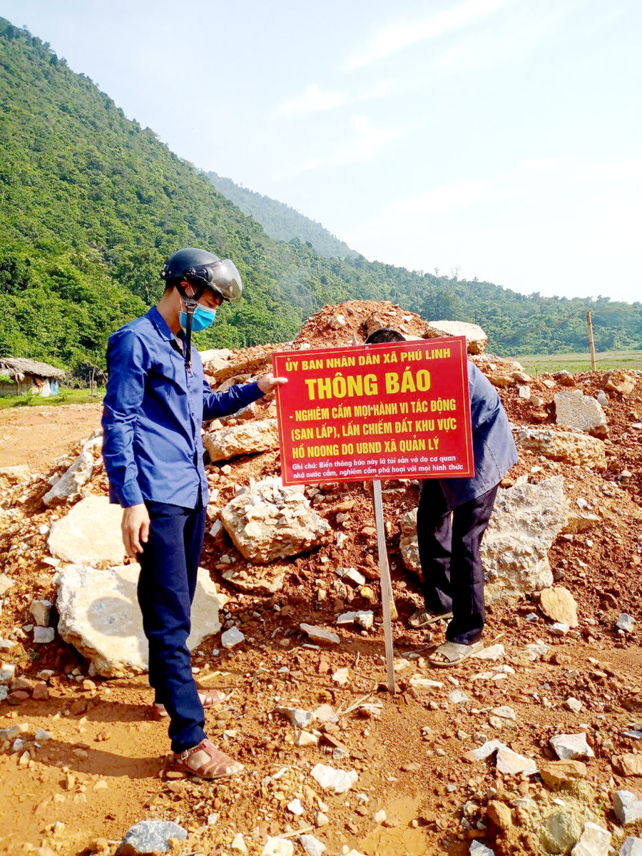 Cắm biển cấm san đào, đổ đất trái phép tại nhiều điểm trên địa bàn.
