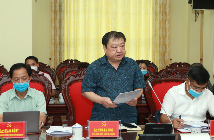 Giám đốc Sở Lao động, Thương binh và xã hội Sùng Đại Hùng báo cáo kết quả hỗ trợ làm nhà ở