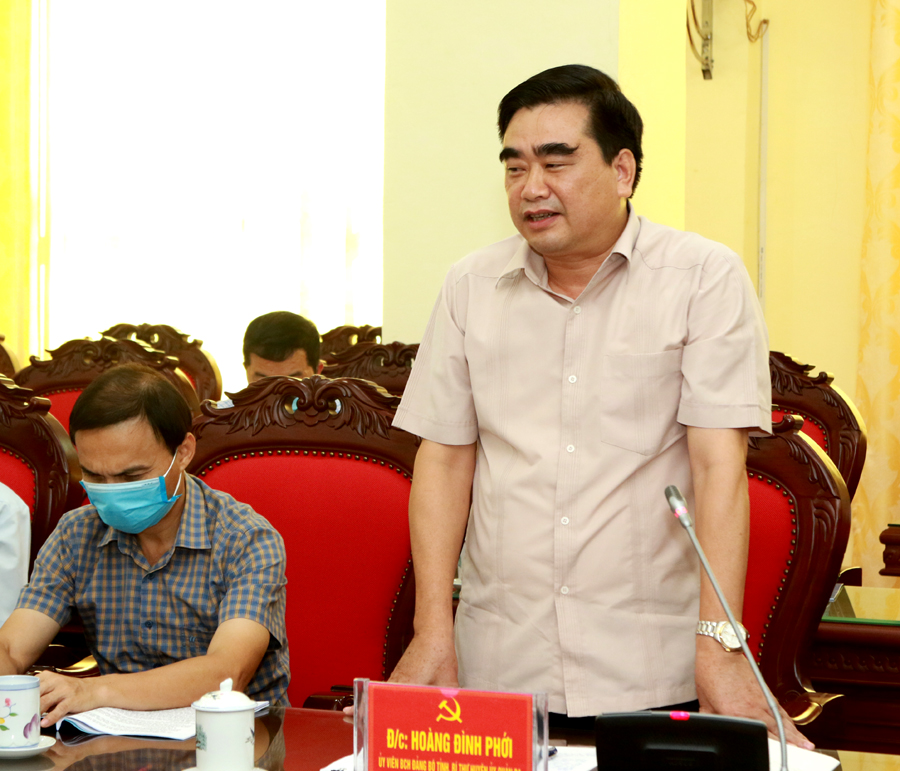 Bí thư Huyện ủy Quản Bạ Hoàng Đình Phới chia sẻ kinh nghiệm hỗ trợ làm nhà ở và cải tạo vườn tạp tại địa phương.