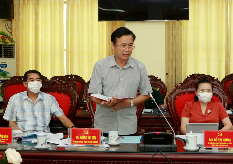 Bí thư Huyện ủy Xín Mần Hoàng Nhị Sơn báo cáo việc lựa chọn các hộ hỗ trợ làm nhà ở trên địa bàn đúng đối tượng, không có trường hợp lợi dụng chính sách.