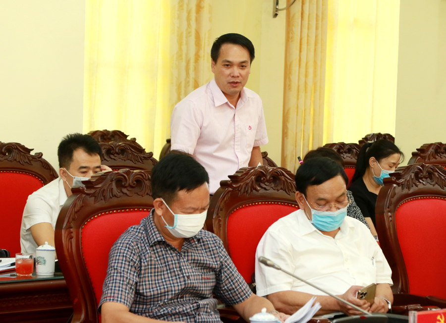 Lãnh đạo Ngân hàng Chính sách xã hội tỉnh thông tin về tình hình thẩm tra, giải ngân vốn vay cho các hộ cải tạo vườn tạp  
