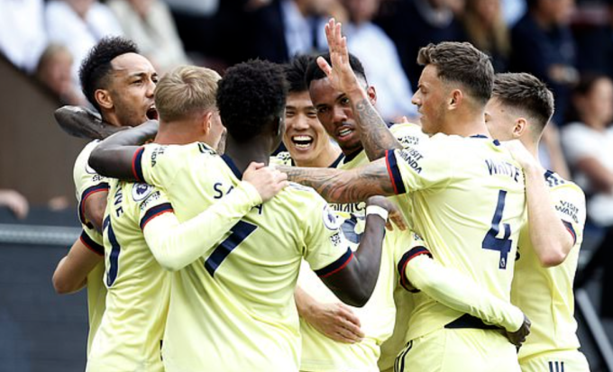 .. và chung vui cùng các đồng đội trên sân của Burnley.