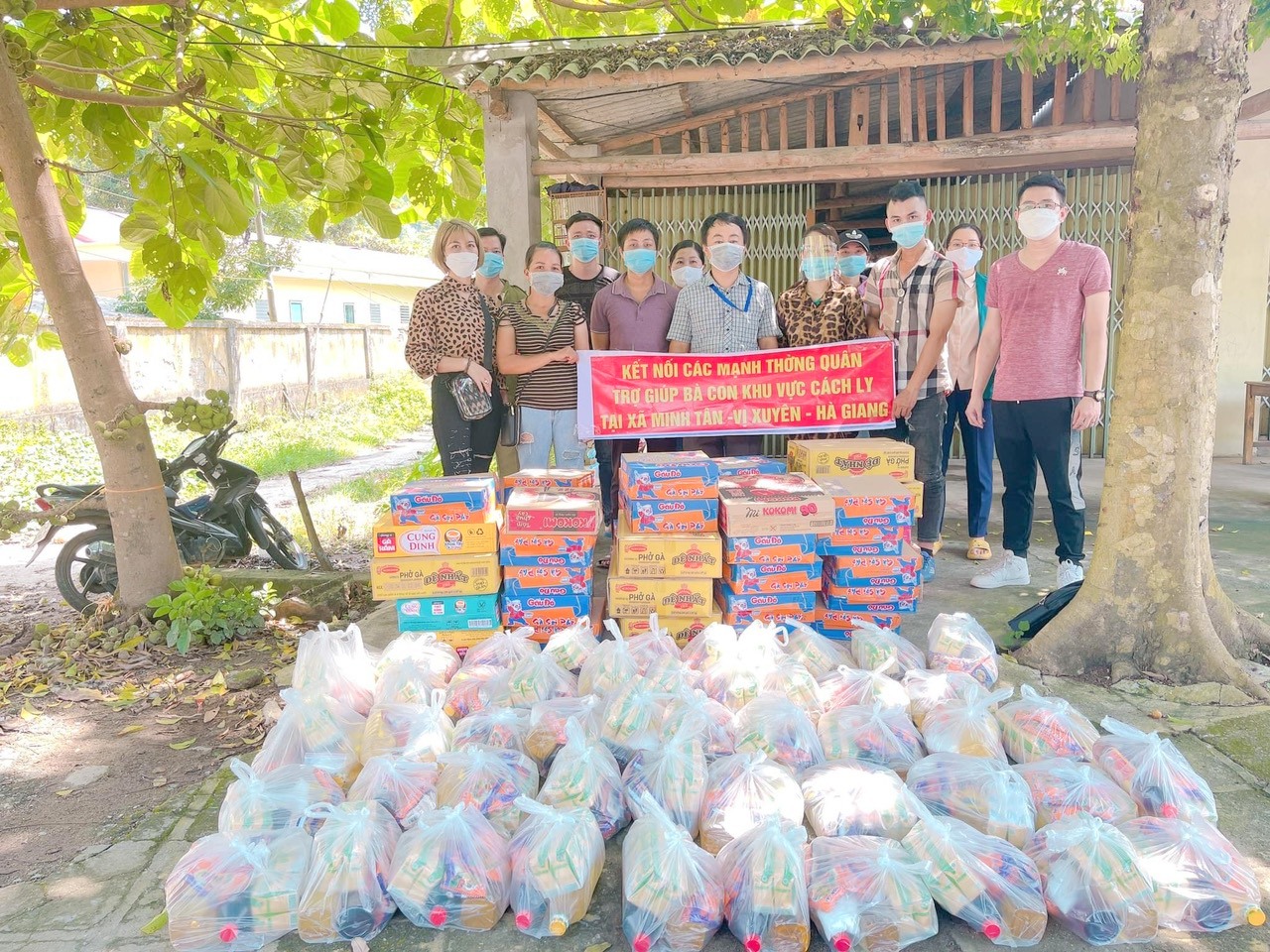 Tặng quà hỗ trợ nhân dân khu vực cách ly xã Minh Tân (Vị Xuyên). 					Ảnh: PHẠM HOAN