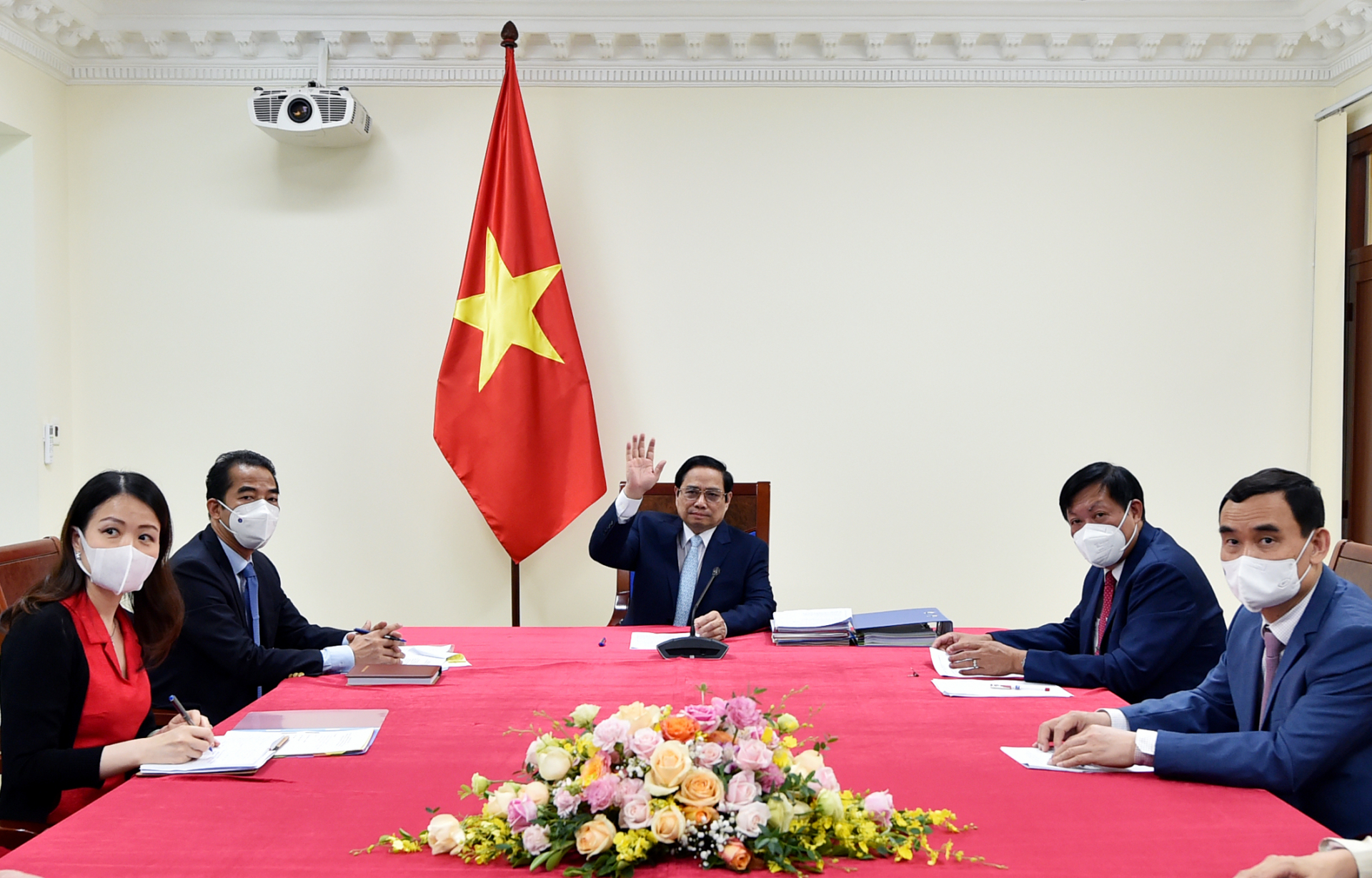 Thủ tướng hoan nghênh và đánh giá cao vai trò của COVAX trong tìm kiếm nguồn cung, điều phối, phân bổ công bằng vaccine phòng COVID-19 trên toàn cầu. 