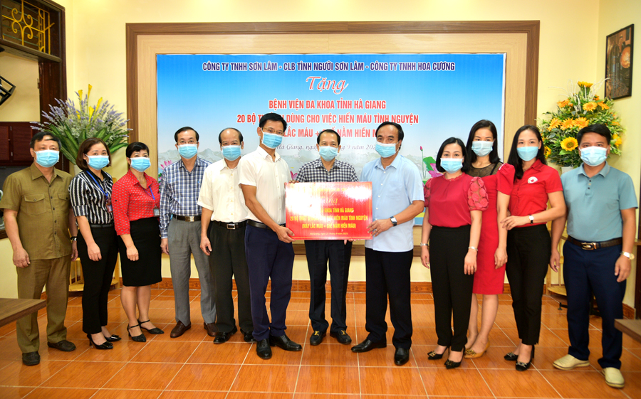 Phó Chủ tịch UBND tỉnh Trần Đức Quý chứng kiến tại buổi trao tặng trang thiết bị, đồ dùng y tế của Hiệp hội Doanh nghiệp tỉnh cho Bệnh viện Đa khoa tỉnh.