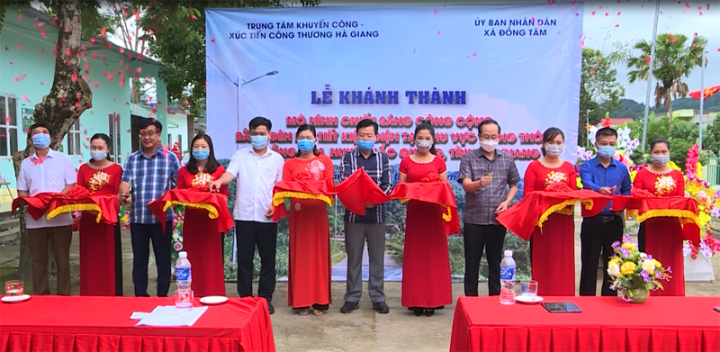 Các đại biểu cắt băng khánh thành công trình