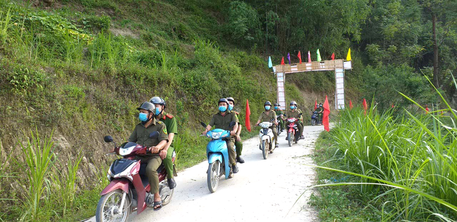 Công an xã Tả Nhìu ra quân tuần tra trên địa bàn.