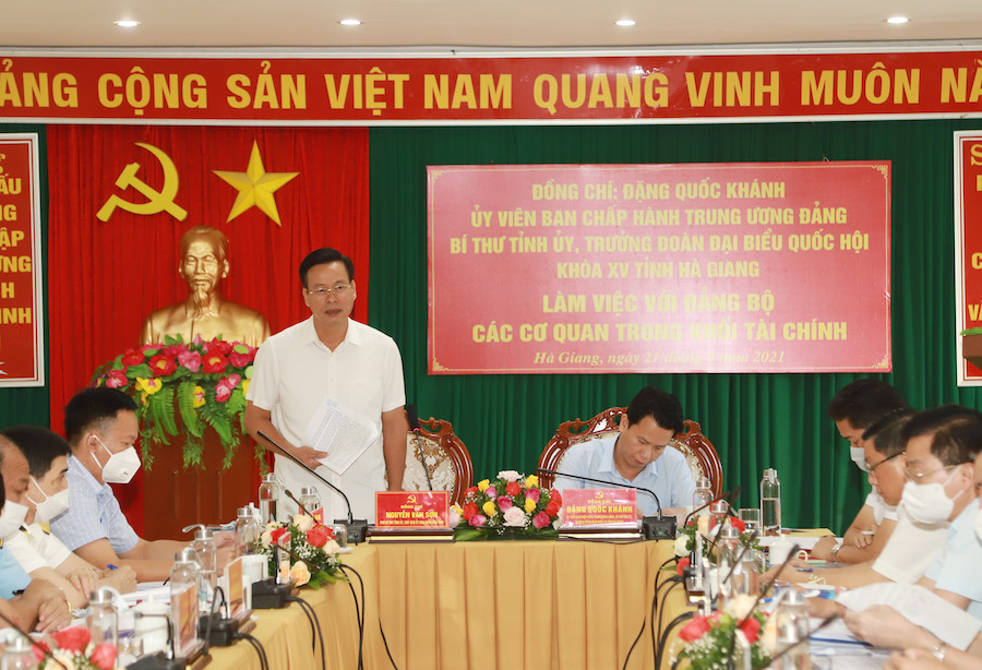 Chủ tịch UBND tỉnh Nguyễn Văn Sơn phát biểu tại buổi làm việc.