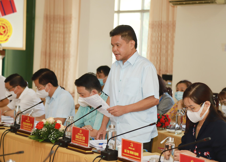 Chủ tịch Ủy ban MTTQ tỉnh Vàng Seo Cón tham gia ý kiến tại buổi làm việc