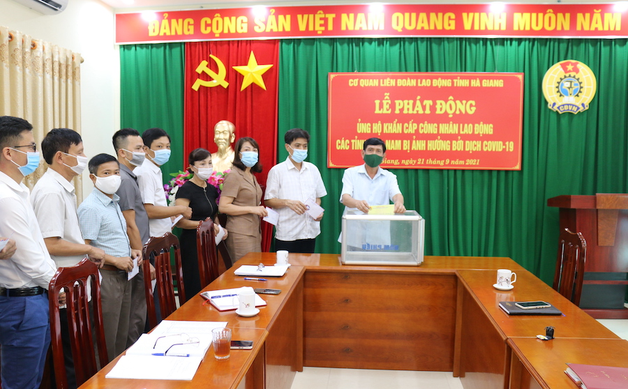 Cán bộ, công nhân viên LĐLĐ tỉnh tham gia ủng hộ người lao động phía Nam 