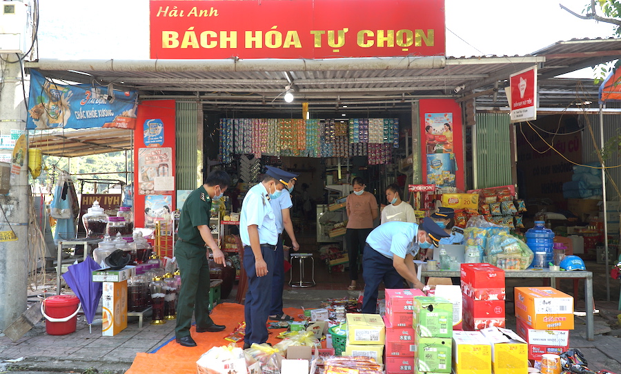 Đội QLTT số 2 kiểm tra hàng hóa tại cửa hàng tạp hóa Hải Anh