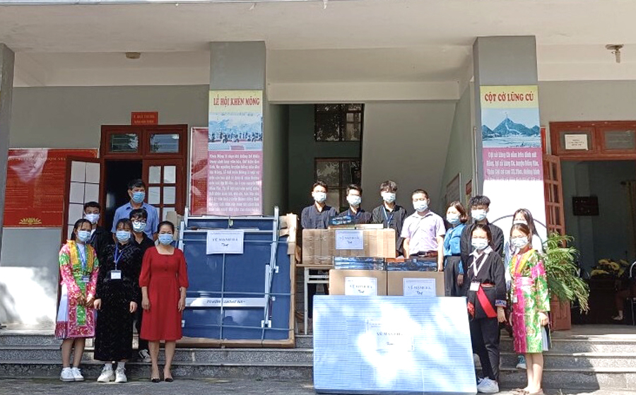 Thầy và trò Trường PTDT nội trú cấp 2-3 Yên Minh tiếp nhận quà tặng của Trưởng ban Tuyên giáo Tỉnh ủy
