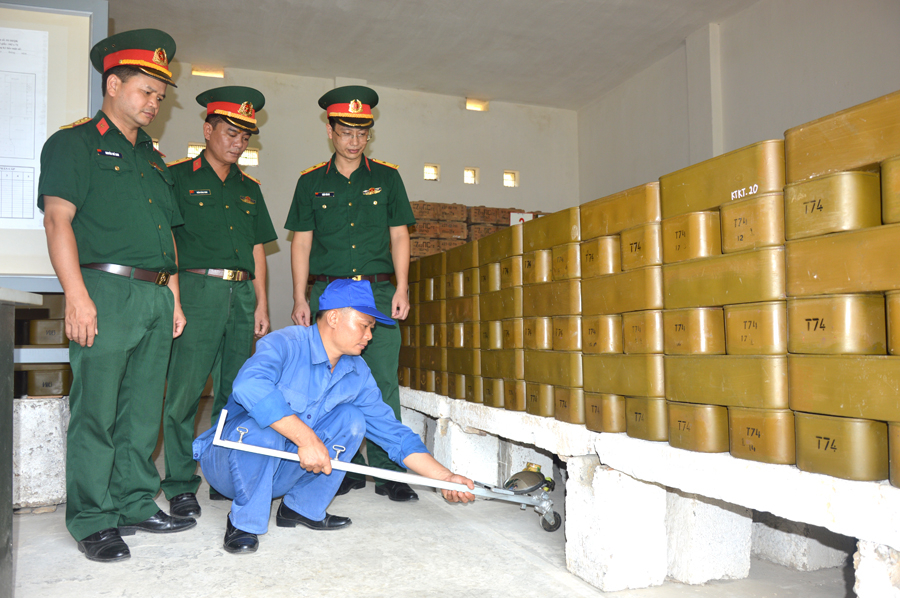 Kiểm tra việc ứng dụng sáng kiến thực tế tại Kho Quân khí.