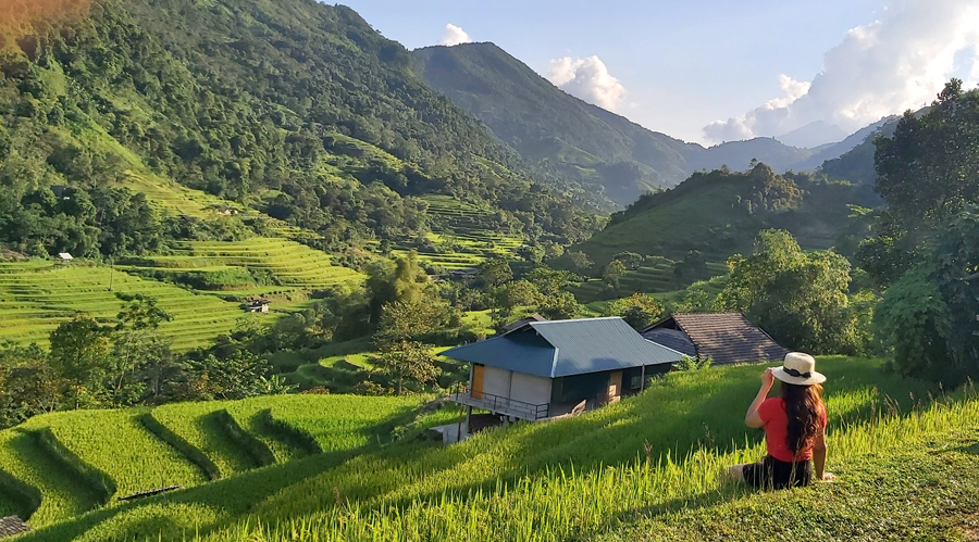 Ngắm ruộng bậc thang ở Thông Nguyên.                               Ảnh: LƯƠNG KHÔI
