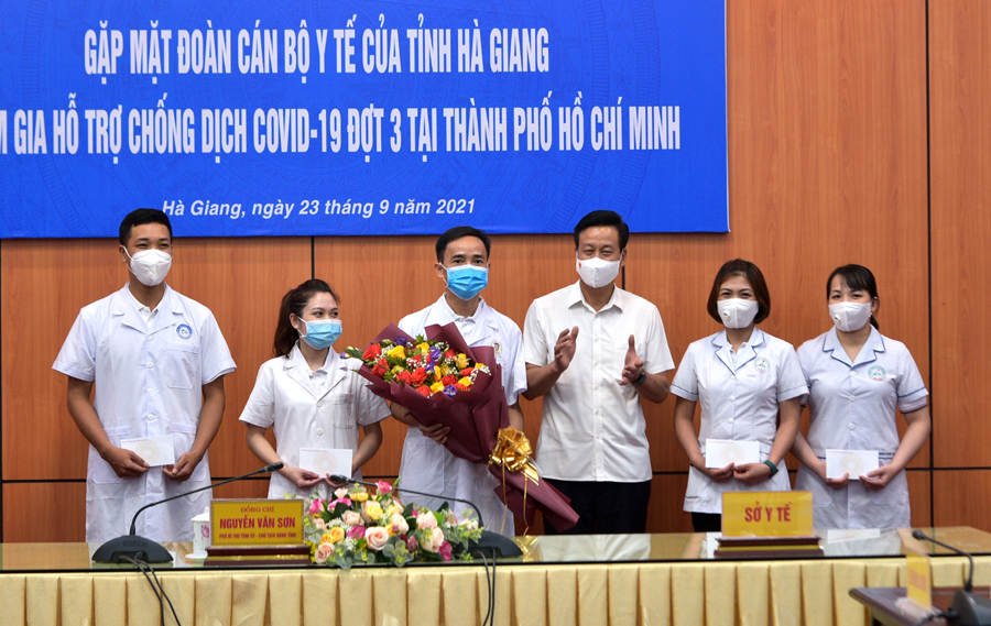 Chủ tịch UBND tỉnh Nguyễn Văn Sơn tặng hoa, động viên Đoàn cán bộ y tế của tỉnh Hà Giang tham gia hỗ trợ thành phố Hồ Chí Minh chống dịch COVID-19.