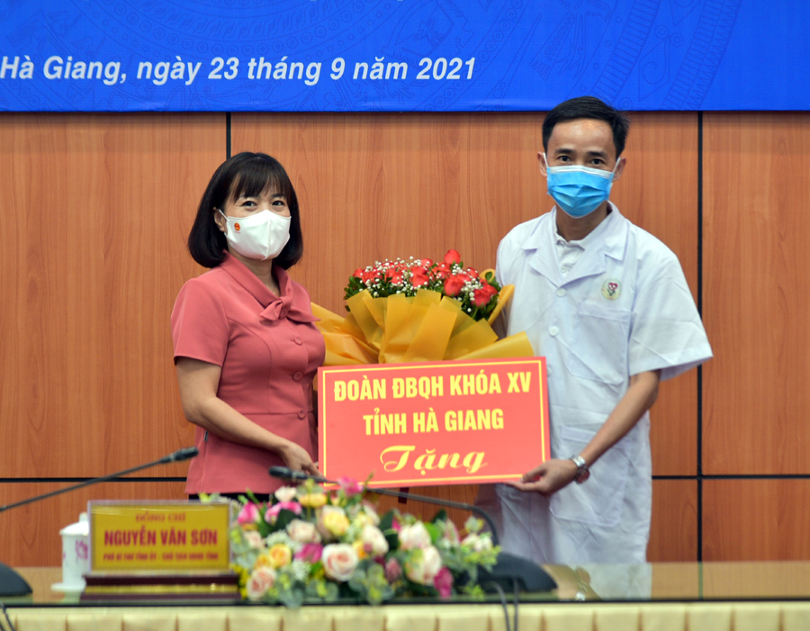 Đồng chí Lý Thị Lan, Giám đốc Sở Ngoại vụ, Phó Trưởng đoàn chuyên trách đoàn ĐBQH khóa XV tỉnh Hà Giang trao quà, động viên Đoàn cán bộ y tế của tỉnh Hà Giang tham gia hỗ trợ thành phố Hồ Chí Minh chống dịch COVID-19.