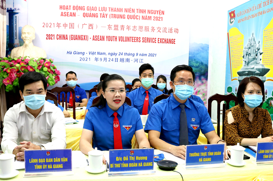 Các đại biểu tại đầu cầu tỉnh Quảng Tây, Trung Quốc