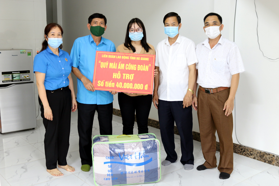Chủ tịch LĐLĐ tỉnh Nguyễn Văn Chung trao tiền hỗ trợ 