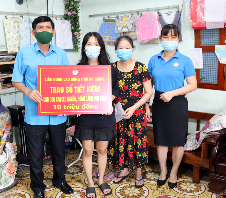 Chủ tịch LĐLĐ tỉnh Nguyễn Văn Chung sổ tiết kiệm cho người giám hộ của cháu Nguyễn Hải Xuân.