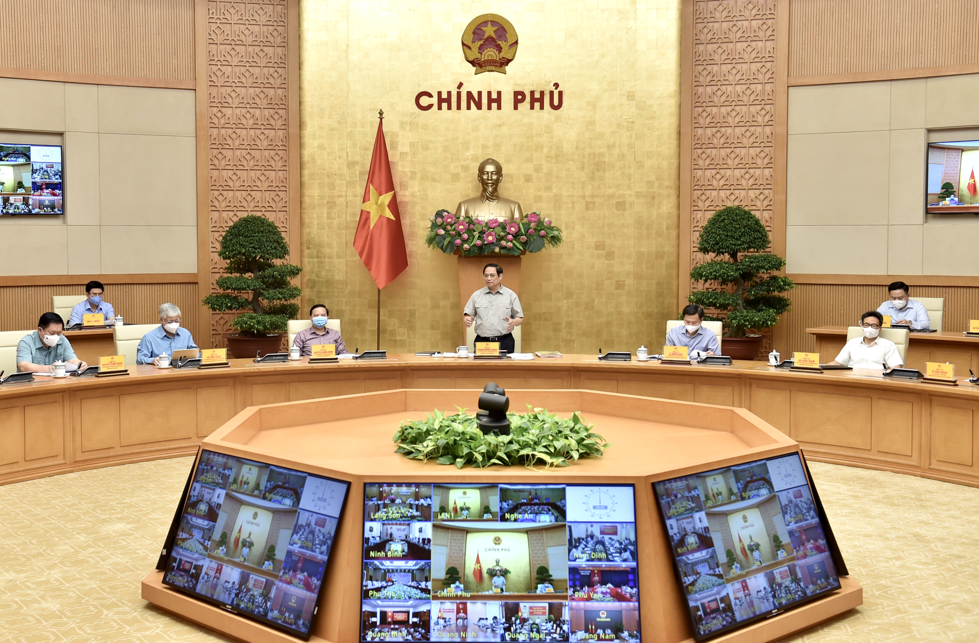 Thủ tướng Phạm Minh Chính chủ trì cuộc họp Ban Chỉ đạo Quốc gia phòng chống COVID-19. Cuộc họp được tổ chức trực tuyến tới 63 tỉnh, thành phố, 705 quận, huyện, thị xã, 10.400 xã, phường, thị trấn trong cả nước. 