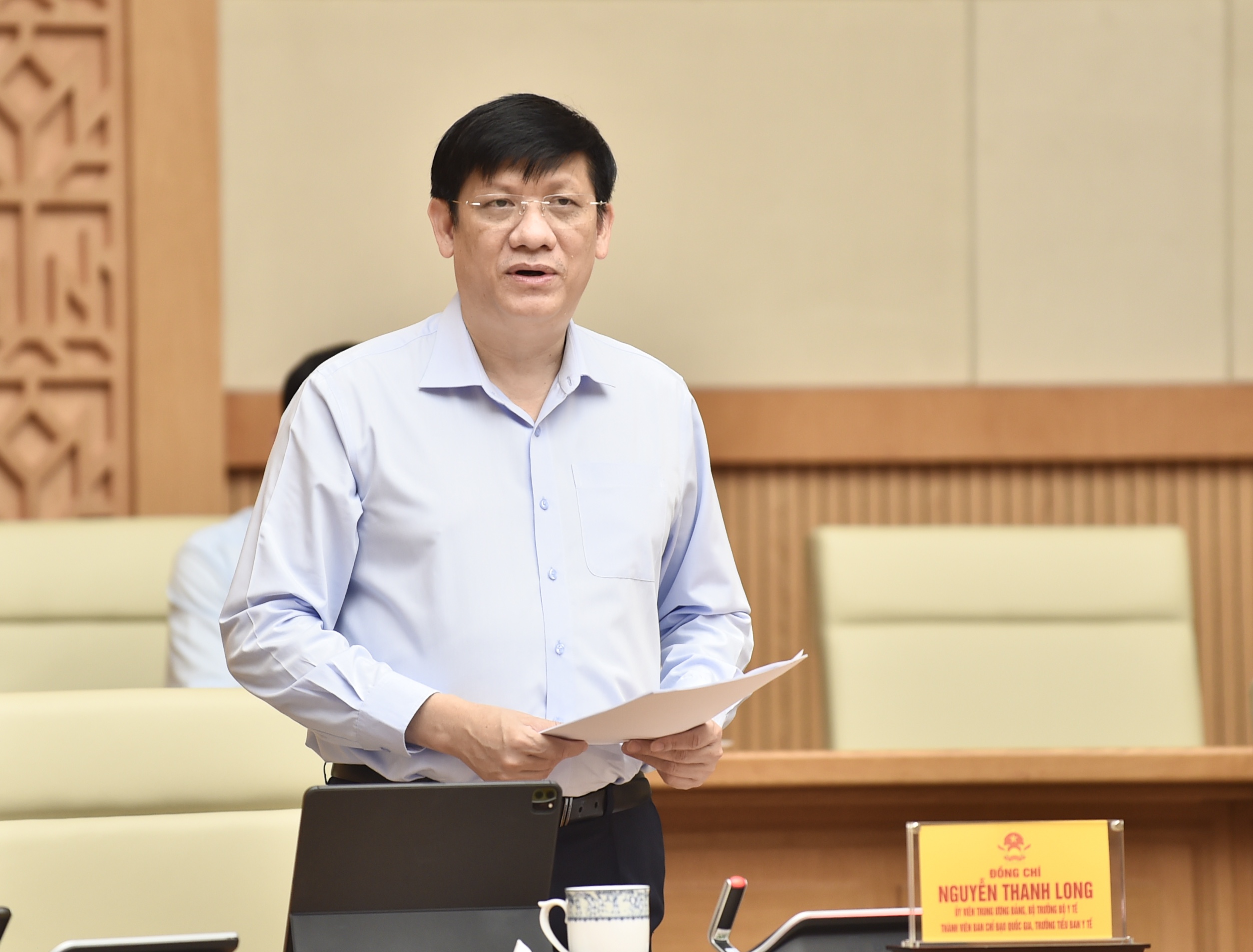 Bộ trưởng Bộ Y tế Nguyễn Thanh Long phát biểu tại cuộc họp