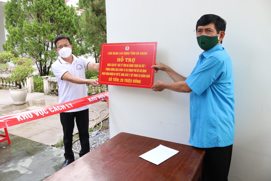 Chủ tịch LĐLĐ tỉnh Nguyễn Văn Chung trao tặng 20 triệu đồng cho đại diện đoàn công tác.