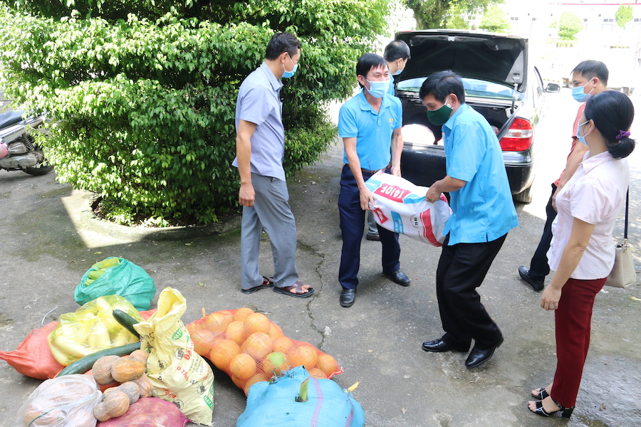 LĐLĐ tỉnh hỗ trợ rau, củ để bổ sung bếp ăn phục vụ đoàn công tác trong thời gian cách ly.