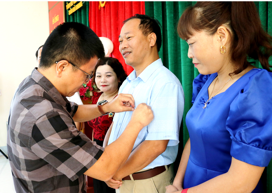 Tổng Biên tập Báo Hà Giang trao Huy hiệu “Vì sự nghiệp phát triển tỉnh Hà Giang” cho lãnh đạo Phòng Bạn đọc