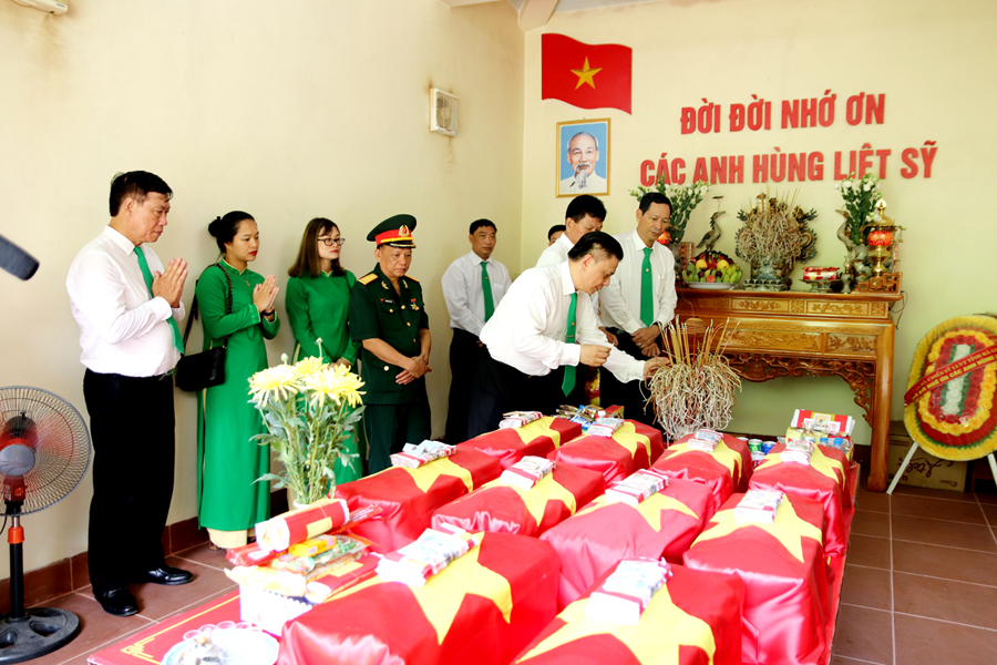 Thông tin do cựu chiến binh cung cấp góp phần quan trọng phục vụ công tác tìm kiếm, quy tập hài cốt liệt sĩ. Trong ảnh:  Đoàn công tác của các cơ quan, đơn vị dâng hương, viếng hài cốt liệt sĩ tại Đội Tìm kiếm – Quy tập hài cốt liệt sĩ (Ảnh chụp tháng 7.2020).