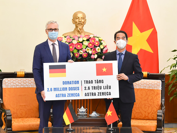 Thứ trưởng Bộ Ngoại giao Tô Anh Dũng nhận khoản hỗ trợ gồm 2,6 triệu liều vaccine ngừa COVID-19 từ Đại sứ Đức Guido Hildner