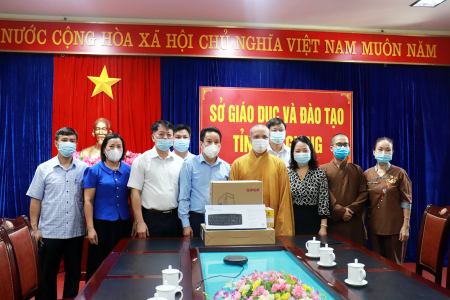 Chùa Quan âm trao tặng trang thiết bị giáo dục cho Sở Giáo dục và Đào tạo
