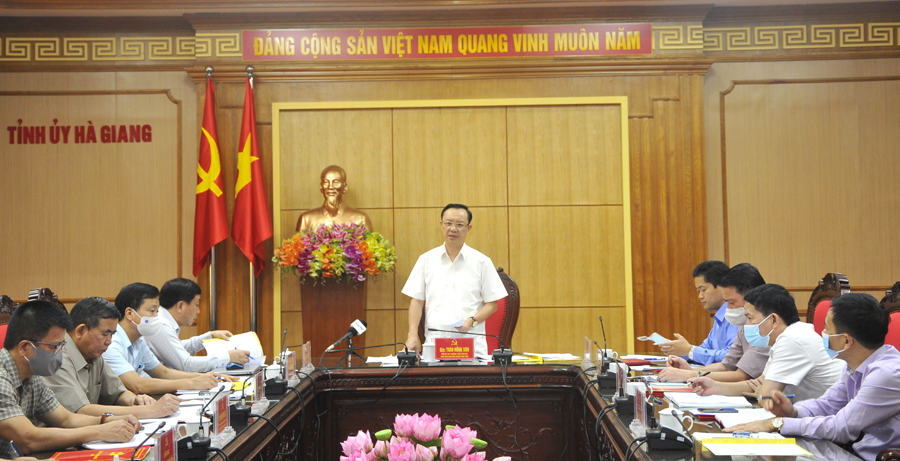 Phó Bí thư Thường trực Tỉnh ủy Thào Hồng Sơn phát biểu tại buổi giao ban.