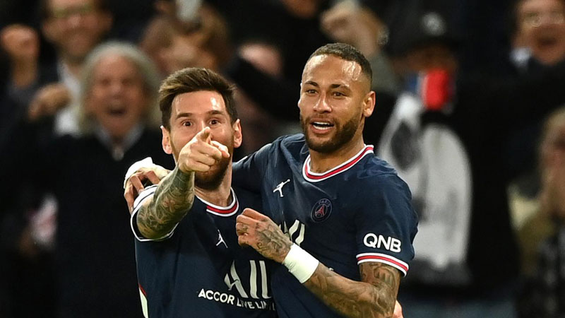 Messi và Neymar ăn mừng bàn thắng ấn định tỷ số 2-0 trước Man City. 