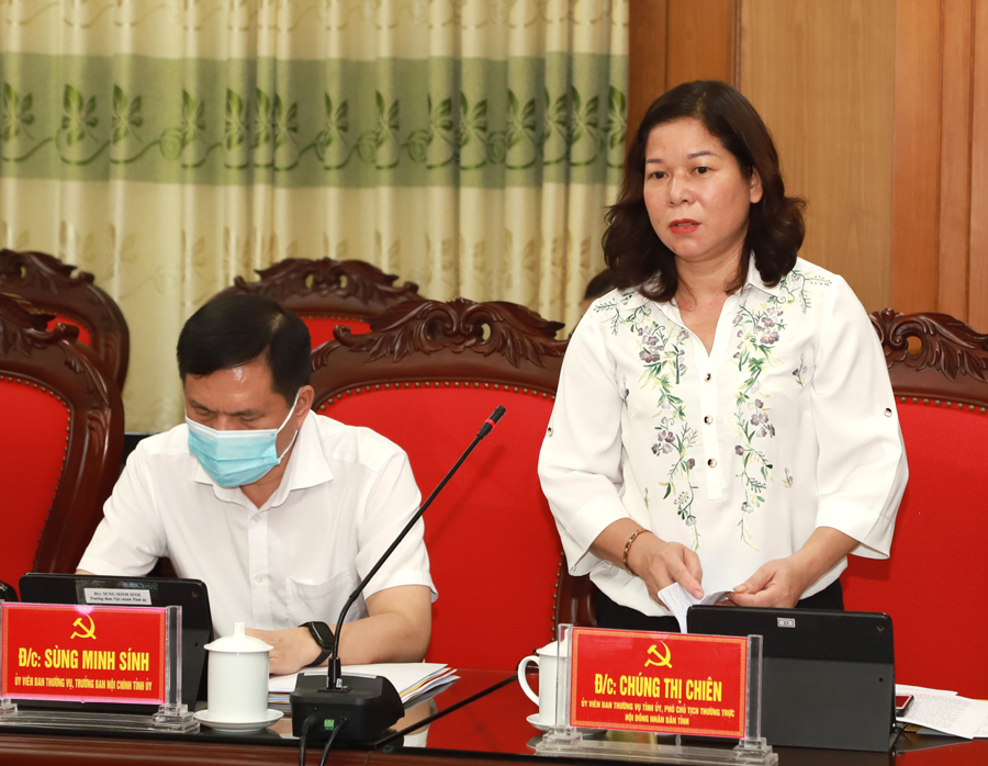 Phó Chủ tịch Thường trực HĐND tỉnh Chúng Thị Chiên cho rằng cần bố trí cán bộ đủ năng lực tiếp nhận thủ tục hành chính, nâng cao chất lượng cải cách hành chính