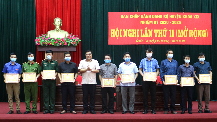 Lãnh đạo huyện Quản Bạ tặng Giấy khen cho các tập thể, cá nhân có thành tích xuất sắc trong công tác tuyên truyền, vận động quyên góp, ủng hộ hàng hóa, vật phẩm hỗ trợ nhân dân trong vùng dịch Covid-19 quận Long Biên (Hà Nội).
