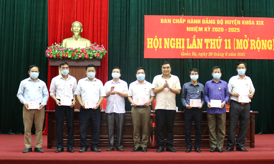 Lãnh đạo huyện Quản Bạ trao Kỷ niệm chương “vì sự nghiệp Tuyên giáo” cho 9 các cá nhân được Ban Tuyên giáo T.Ư tặng.
