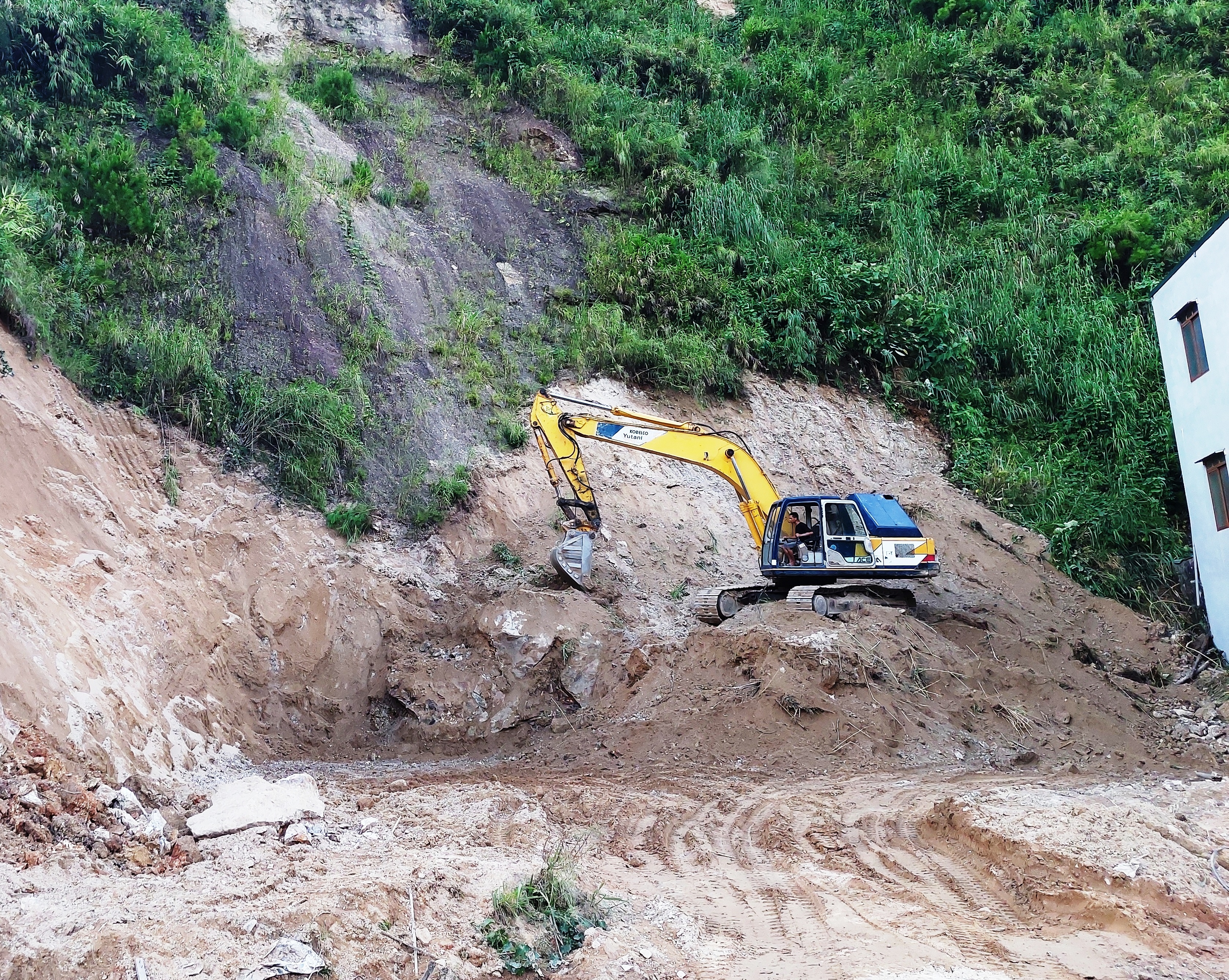 Hoạt động san ủi mặt bằng tại thị trấn Vinh Quang được người dân tuân thủ theo quy định.