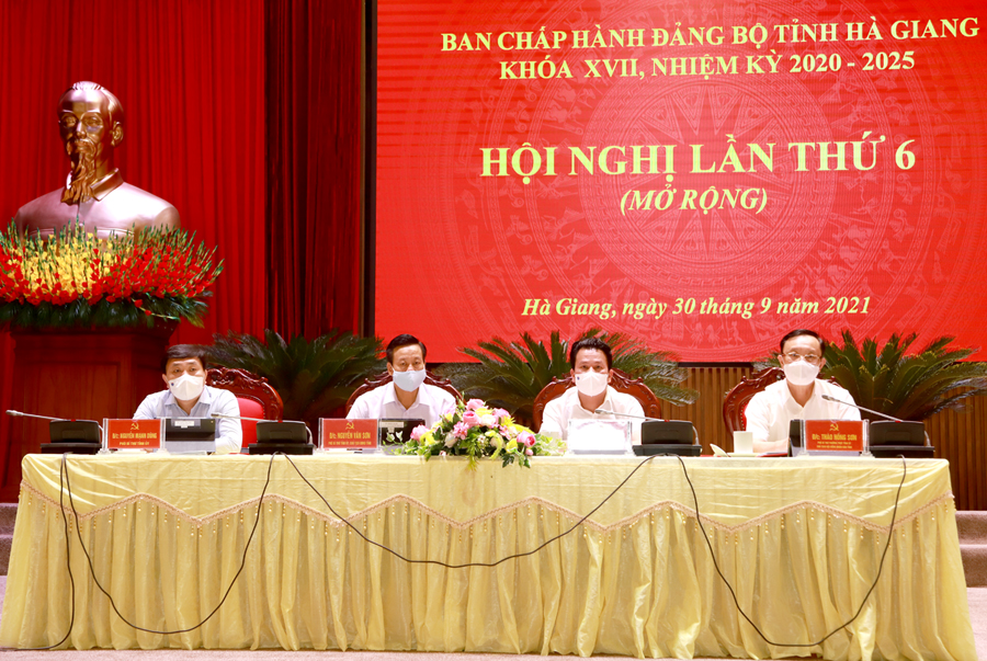 Các đồng chí Thường trực Tỉnh ủy chủ trì hội nghị