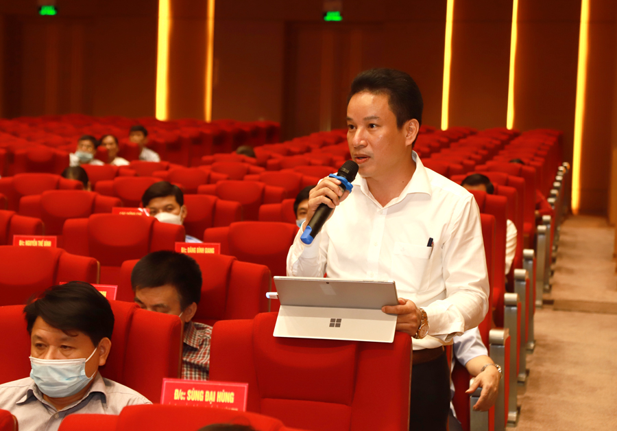 Giám đốc Sở Giáo dục và Đào tạo Nguyễn Thế Bình nêu một số khó khăn trong quản lý, đào tạo ở các trường học mới thoát khỏi vùng đặc biệt khó khăn.