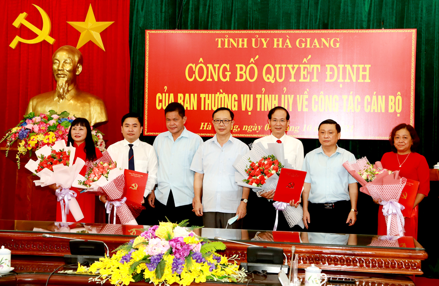 Phó Bí thư Thường trực Tỉnh ủy, Chủ tịch HĐND tỉnh Thào Hồng Sơn trao quyết định; Trưởng ban Tổ chức Tỉnh ủy và Chủ tịch Ủy ban MTTQ tỉnh tặng hoa chúc mừng các đồng chí được điều động, bổ nhiệm