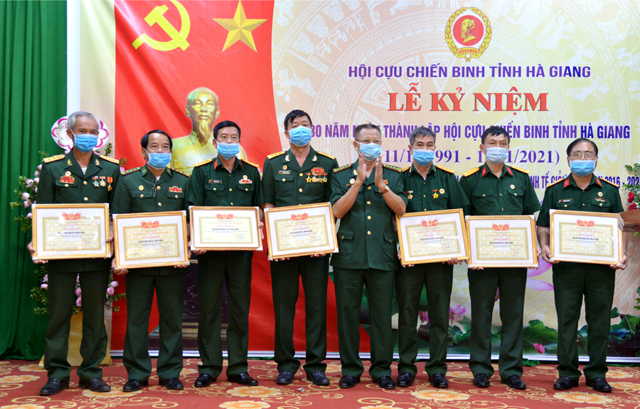 Chủ tịch Hội CCB tỉnh trao bằng khen của Trung ương Hội CCB cho các tập thể.