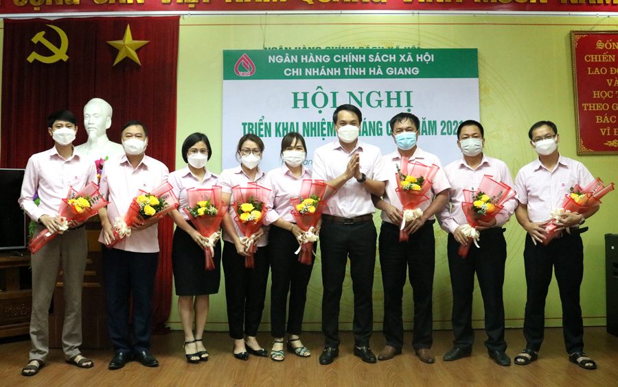 Lãnh đạo Ngân hàng Chính sách xã hội tỉnh tặng hoa các đơn vị hoàn thành xuất sắc nhiệm vụ quý III năm 2021
